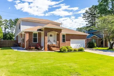 Image de Charming 3/2. 5 house with huge sunroom, backyard, privacy near hwy