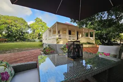 Image de Stylish Oistins Villa: 2br, A/C, Full Kitchen, Gated Property, Spacious Garden.