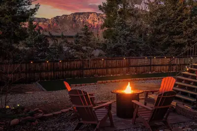 Image de Wellness Retreat w/ Fire Pit, Red Rock Views & Red Light Therapy. Near Trails.