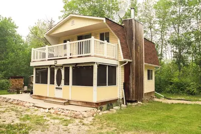 Image de Stylish and private, recently renovated cabin, 15-minute walk from the beach!