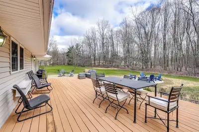Image de Modern 3-bedroom single story Chagrin Falls Home with large private yard