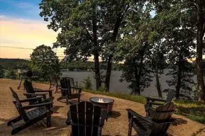 Image de 17 Lakefront Acres, Private Dock, Firepit, Pool Table, Kayaks, Fishing
