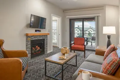 Image de Cozy 2-bedroom condo with WiFi, fitness room and pool close to the park entrance