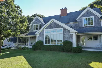 Image de Spacious 4 bedroom Water View home w/ Pool, Spa, Private Dock in Shelter Island