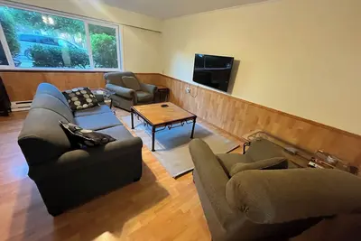 Image de Steps from the lake: \n\n A 5-minute walk away from Shops, Saywell park & the lake