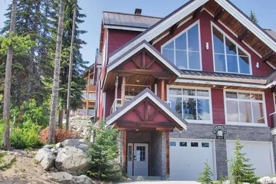 Image de Spacious 4-Bedroom Chalet with Private Hot Tub in Snow Pines – Sleeps 10