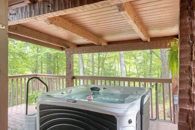 Image de 2 Cabins | Game Room, Enclosed Porch, HotTub, Views | Dudley I & Ii by AvantStay