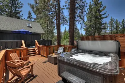 Image de Spacious 5 Bedroom! Pet Friendly! Hot Tub! Pool Table!