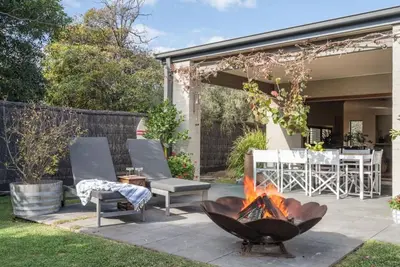 Image de Beach to Bay Hideaway: Fire Pit & Alfresco Dining