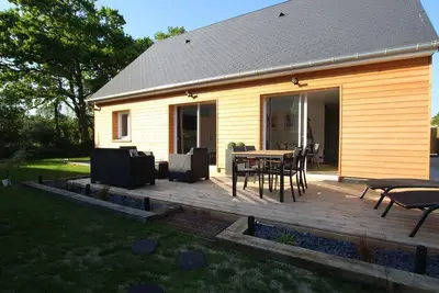 Image de Maison moderne près de la côte accueillant les animaux, avec jardin clos et parking