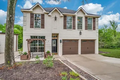Image de Lakefront retreat just steps from Lake Lewisville! Enjoy 341 ft of shoreline, a private cove, sandy beach, fire pit, and pergola with built-in grill. Inside: lake views, travertine floors, cozy fireplace, and an upstairs game room with balcony.