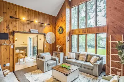 Image de Italy Inspired Lakeview Home with Hot Tub. 1-min walk to Lake Harmony!
