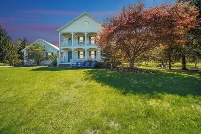 Image de Hudson Valley Dream Farmhouse: Bike Trails, Wineries, Five Acres