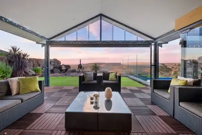 Image de Panoramic views, secluded nature retreat in the Perth Hills