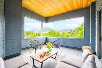 Image de Stunning Townhouse Steps to Downtown, Cu & Hiking Trails