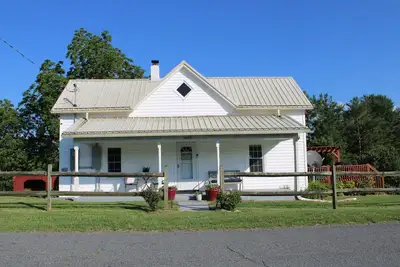 Image de Charming 4-Bedroom Farmhouse Getaway with WiFi & A/C in Peaceful Woodlawn