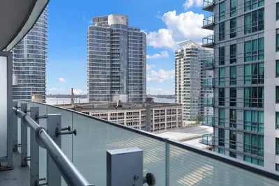 Image de Lovely 1 Br Suite in the Heart of Downtown Toronto