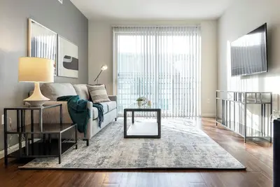 Image de Landing at Preston at Hillwood - 2 Bedrooms in. . .