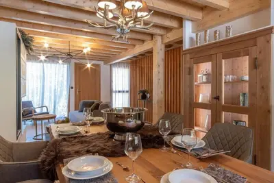 Image de Terrasse, balcon, cheminée ou poêle à bois, parking, télévision, 115m², Vars