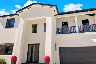 Image de This Miami Vice Villa home is a stunning Saltwater Heated pool/Jacuzzi spa Oasis