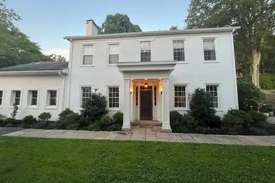 Image de Historical charm meets modern fun, 3 acres, 6 bds, pool, basketball, bocce - Pgh