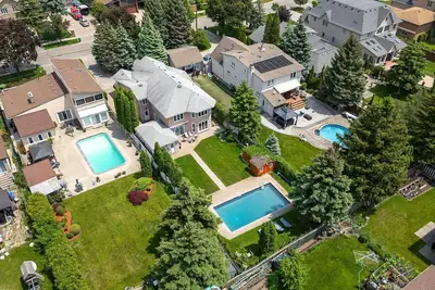 Image de Spacious House with Large Heated Pool and Backyard.
