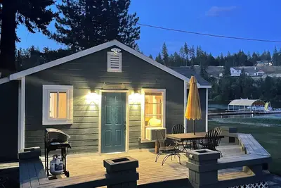 Image de Charming Lakefront Fireside 3br in Spirit Lake with Dock-space WiFi, Ac, Pets Ok