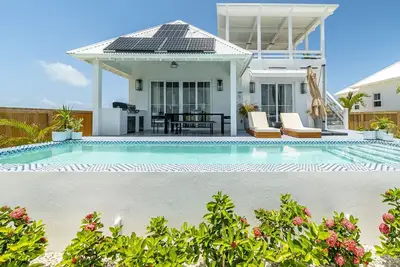 Image de Canalfront Retreat + Pool Club at Mahogany Bay