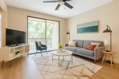 Image de Calm 1br King Retreat | Poolside Bliss w/ Gym & Parking