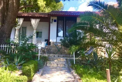 Image de Beach House - 2m from beach - Three Bedroom House