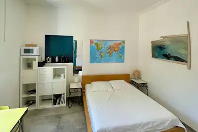Image de Chambre et salle de bain, entrée et jardin individuels