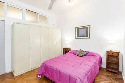 Image de Calm Flat with Skyline Views in City Center.