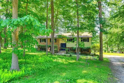 Image de 9 Mi to Historic District: Ellicott City Home!
