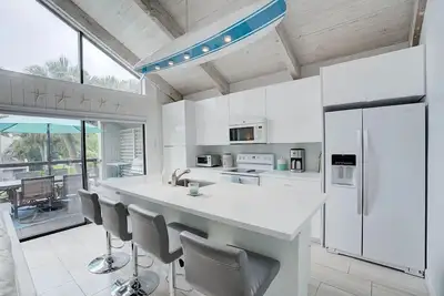 Image de Charming 2-bedroom townhome with outdoor deck and a short walk to the beach.