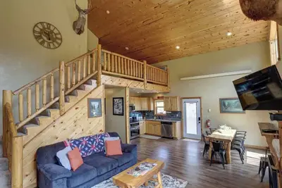Image de 5 Miles from Mt- Rushmore, with private hot tub!