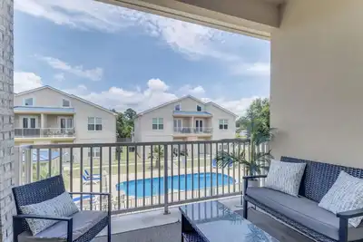 Image de Provides plenty of space for families or a friend's getaway!