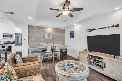 Image de Seaside 3br w/ Central Ac, Balcony &  Outdoor Shower