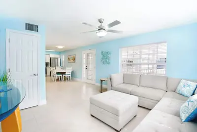 Image de 2/2 condo one block from beach with golf cart