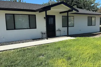 Image de Quiet Country Charm 3-bedroom, 2-bath house perfect location/minutes to town