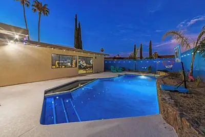 Image de Game Room-Pool heated w/jacuzzi-Waffles-2 California King Beds-U of A 8 miles