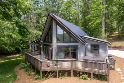 Image de Queen Ridge Cabin - Great views, secluded, hot tub, fire pit!