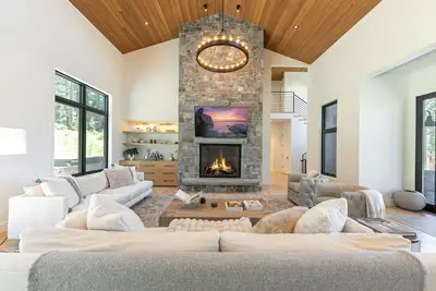 Image de Everlasting at Martis Camp by Tahoe Getaways - 5br Luxury Monthly Rental w Hot Tub & A/C