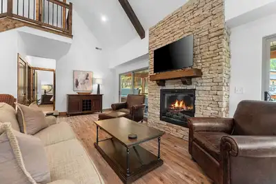 Image de Hot Tub + Huge Resort Pool + Ozark Views | 3br Cabin