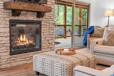 Image de Wraparound Deck, Hot Tub + Resort-Size Pool | 3br Cabin