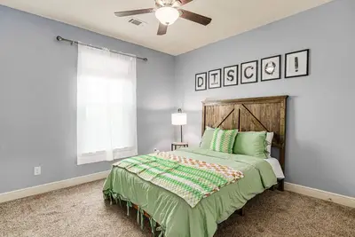 Image de Retro Haven: Beach Fun & Family Home
