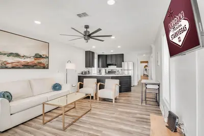 Image de 2 Mi to Msu | Cozy Cottage w/ Porch & Yard