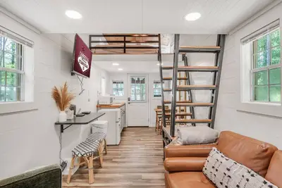 Image de 3 Mi to Msu | Tiny Home w/ Deck & Grill
