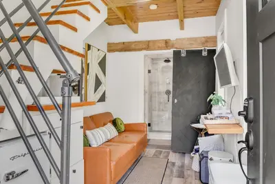 Image de 3 Mi to Msu | Tiny Home w/ Balcony + Deck