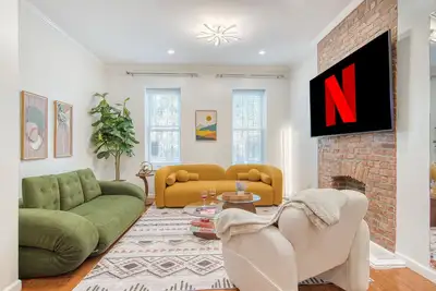 Image de Spacious 1br with King Bed, Ac, WiFi & Streaming Entertainment.