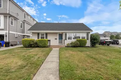 Image de Wash201 | Deceiving room in this 1 level 5br beach house 1 block to beach! Pets!